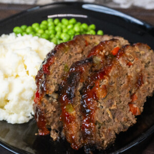 Meatloaf with mashed potatoes and peas
