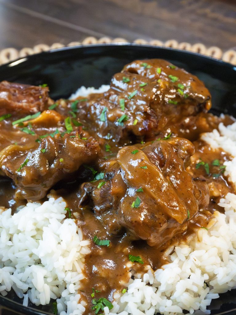 Slow Cooker Oxtails with Onion Garlic Gravy – A Soul-Satisfying Comfort Meal